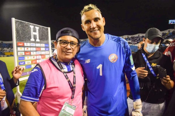 Un ejemplo para todos los futbolistas: Keylor Navas se fotografió con hondureños, siempre amable y con una sonrisa