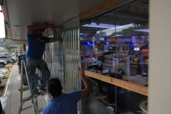 ¡Blindados! Negocios en Honduras se preparan y protegen ante una posible ola de saqueos tras las elecciones  