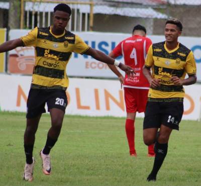 Daniel Carter Bodden celebró a lo Carlos Pavón en uno de sus goles en Tocoa. FOTO: José Luis Barralaga
