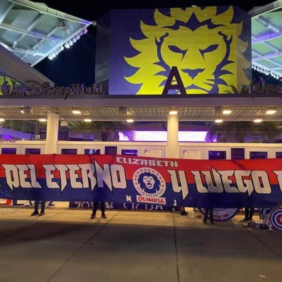 ¡Fuegos artificiales y cánticos! Afición del Olimpia le dio el banderazo previo al juego contra Tigres