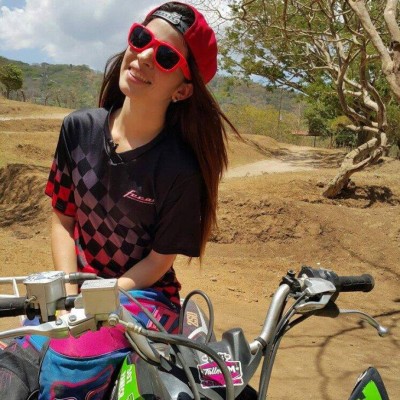 Pamela Guzmán, la tica que acelera a fondo motores y corazones