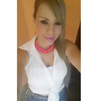 Karencita, la sensual rubia que vuelve locos a los hondureños en los estadios