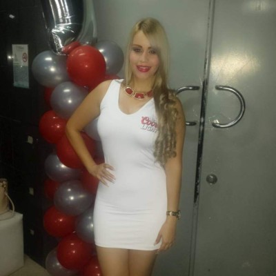 Karencita, la sensual rubia que vuelve locos a los hondureños en los estadios