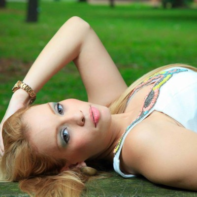 Karencita, la sensual rubia que vuelve locos a los hondureños en los estadios