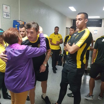 Moliendo caña, comiendo pan y de paseo; así la pasa Real España en Danlí, El Paraíso