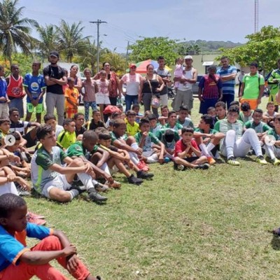 Olimpista Matías Garrido vacaciona en Roatán y comparte con niños de esa ciudad