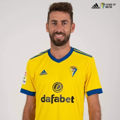 Antony Lozano modela la hermosa y nueva indumentaria de Cádiz para la temporada 2020-2021 en LaLiga
