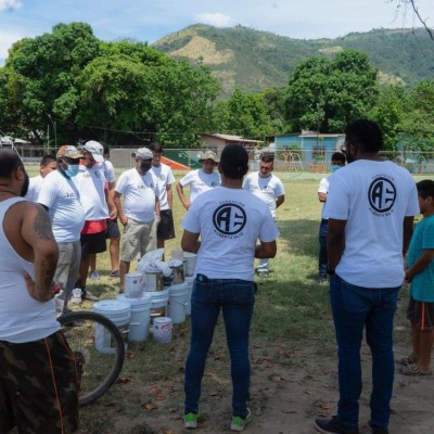 ¡Gorras, camisetas y más! Los futbolistas hondureños que han hecho de su nombre una marca