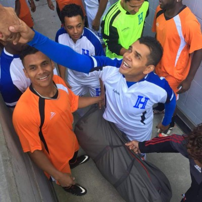 Aficionados hondureños y sus fotos con las leyendas de la Selección Nacional en Nueva Jersey
