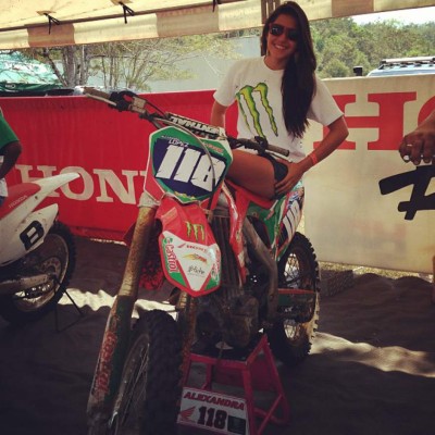 Alexandra López, la bella y talentosa hondureña del motocross