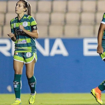 Djenifer Becker, la futbolista perfecta, es una muñeca y brillante en la cancha