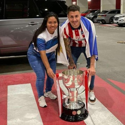 La sorprendieron con la camisa del Choco Lozano: Los privilegios que tiene Denia Cerrato al ser empleada de jugador del Atlético