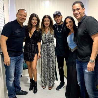 Neymar: Lo que hace el brasileño mientras se define su fichaje por el Barcelona o Real Madrid