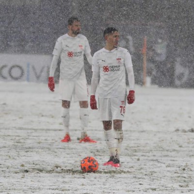 Los jugadores no se distinguían: Así fue el partido que se jugó con una tremenda nevada&nbsp;&nbsp;