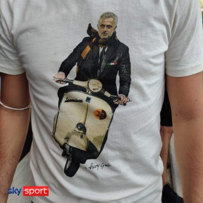 ¿Llegó el nuevo Papa? El brutal recibimiento a José Mourinho en Roma; su gesto con la afición