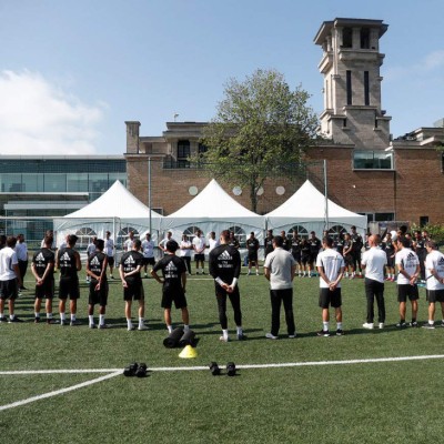 El minuto de silencio por Zidane y el nuevo 'look' de Sergio Ramos en la práctica del Real Madrid
