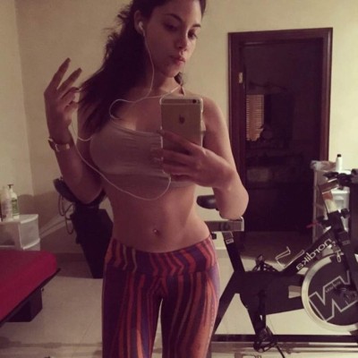 Presentadora mexicana levanta su vestido para mostrar tatuaje