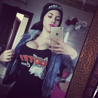 Presentadora mexicana levanta su vestido para mostrar tatuaje