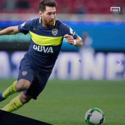 Messi 'posando' con las camisetas de los más grandes del mundo