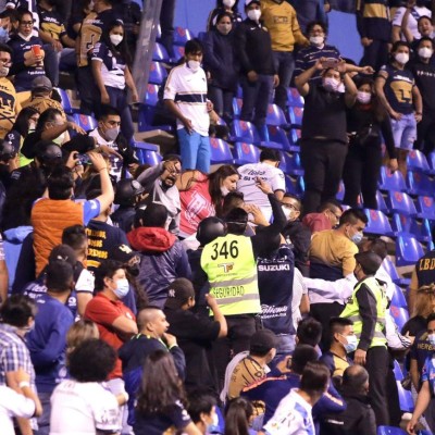 Liga MX: afición de Puebla y Pumas se pelean en las gradas; identificaron al joven que pateó a una mujer