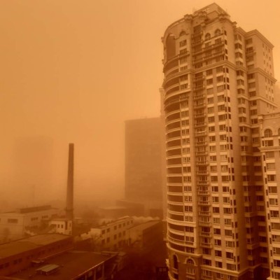 ¡Imágenes apocalípticas! La tormenta de arena más grande en la década que cubre totalmente a Beijing