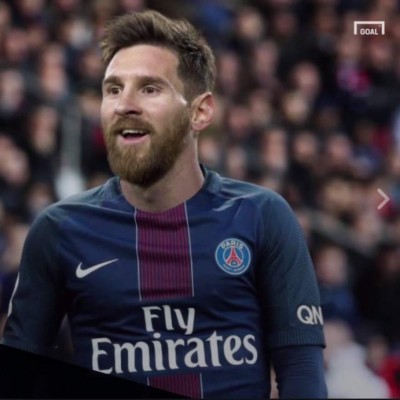 Messi 'posando' con las camisetas de los más grandes del mundo