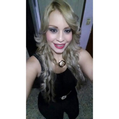 Karencita, la sensual rubia que vuelve locos a los hondureños en los estadios