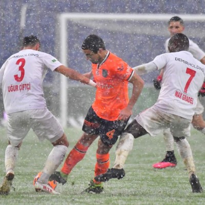 Los jugadores no se distinguían: Así fue el partido que se jugó con una tremenda nevada&nbsp;&nbsp;