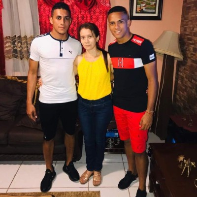 Doña Denia, una costurera que sacrificó su trabajo por cumplir el sueño de sus tres hijos futbolistas profesionales