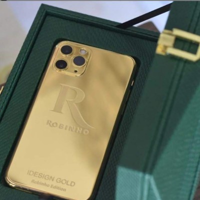 La nueva moda de los futbolistas: Presumen tener celulares bañados en oro&nbsp;&nbsp;