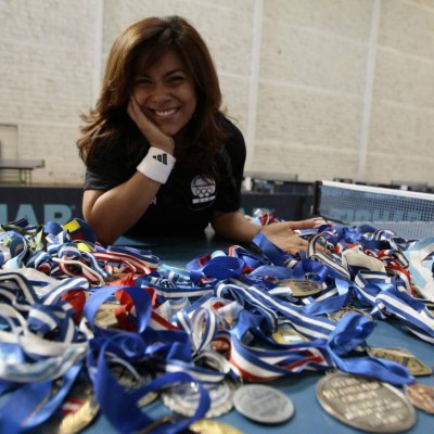 El increíble antes y después de Izza Medina, la catracha que brilló en el tenis de mesa