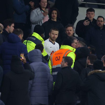 Escándalo: Eric Dier, jugador del Tottenham, sube a la grada y se va a los golpes con un hincha