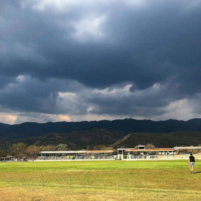 La cancha de tierra donde se jugará Copa Presidente y otros estadios en mal estado