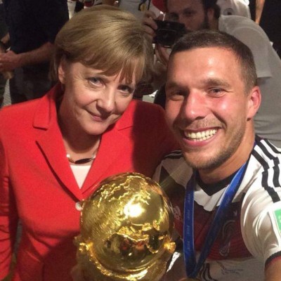 La selección alemana celebró con Angela Merkel en el camerino
