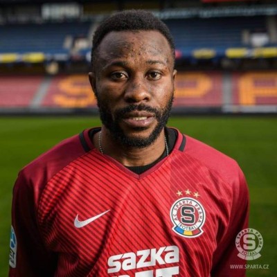 Todo un misterio: Guélor Kanga, el futbolista africano que nació en 1990... ¡pero su madre falleció en 1986!