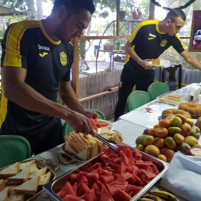Moliendo caña, comiendo pan y de paseo; así la pasa Real España en Danlí, El Paraíso