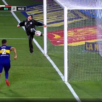 'Salvada de dios', los memes dejan como ídolo a Maradona por el efecto imposible que evitó el gol de River