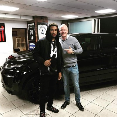 ¡Increíble! Ha vendido más de 100 autos de lujo por WhatsApp a los cracks de Inglaterra