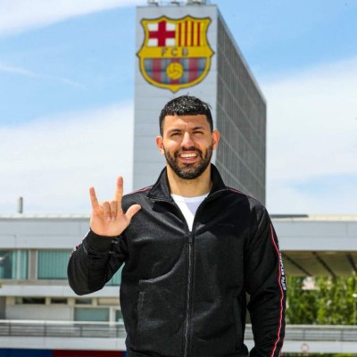 Las imágenes de la presentación del Kun Agüero en Barcelona: Gesto de Laporta y firma de contrato