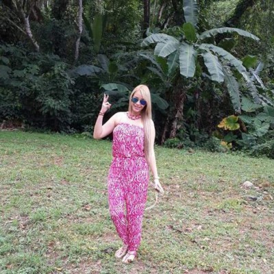 Karencita, la sensual rubia que vuelve locos a los hondureños en los estadios