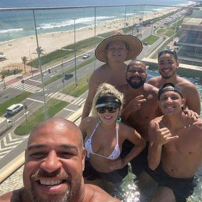 Adriano y su polémico trio amoroso: Fue captado con dos de sus ex novias en un hotel de Brasil