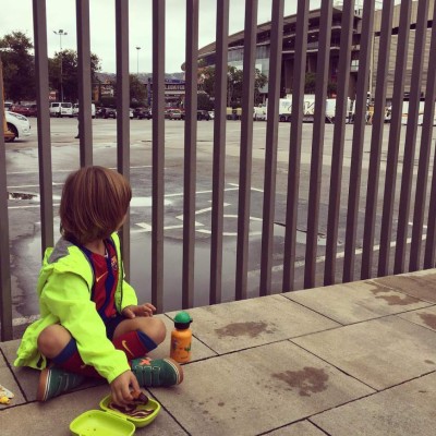 Las imágenes curiosas del fin de semana: La furia de Suárez y el infiltrado en el Camp Nou