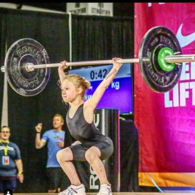 Así es la niña de siete años que se convirtió en la más fuerte del mundo al levantar 80 kg