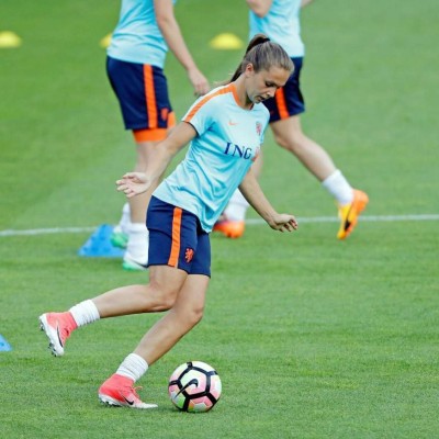 Lieke Martens, la guapa jugadora del Barcelona que fue MVP de la Champions