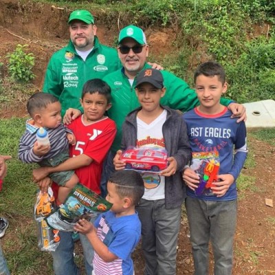 Jugadores y equipos de fútbol que entregaron ayudas en fiestas navideñas