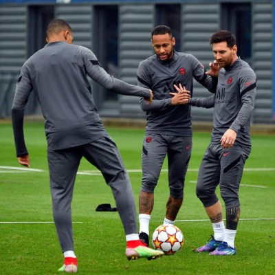 Así fueron captados Mbappé y Neymar en el entrenamiento del PSG tras la polémica; el jeque estuvo presente