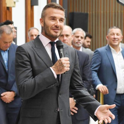 ¡En fotos! Fanática se le desnuda a David Beckham en plena vía pública