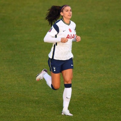 Deslumbró en la cancha y foto con su hija: Así fue el debut de Alex Morgan con el Tottenham