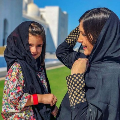 Ellos a jugar y ellas de vacaciones: El viaje de las novias del Real Madrid a Abu Dabi