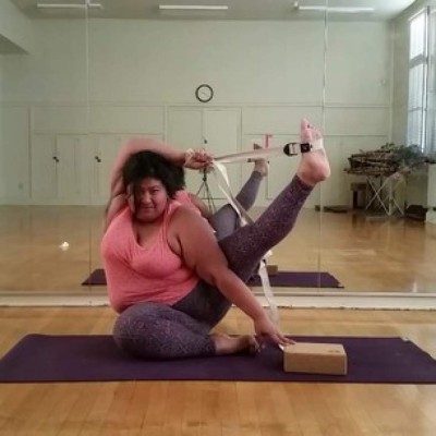 Es instructora de yoga, tiene elasticidad y su sobrepeso no es problema